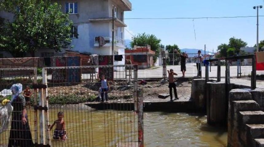 Tehlikeye Rağmen Onlarca &Ccedil;ocuk Sulama Kanalına Giriyor