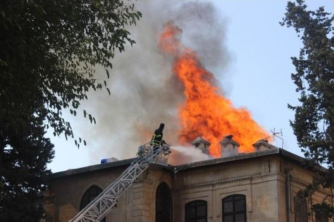 Kilis M&uuml;zesi&rsquo;nin &Ccedil;atısında &Ccedil;ıkan Yangın S&ouml;nd&uuml;r&uuml;ld&uuml;