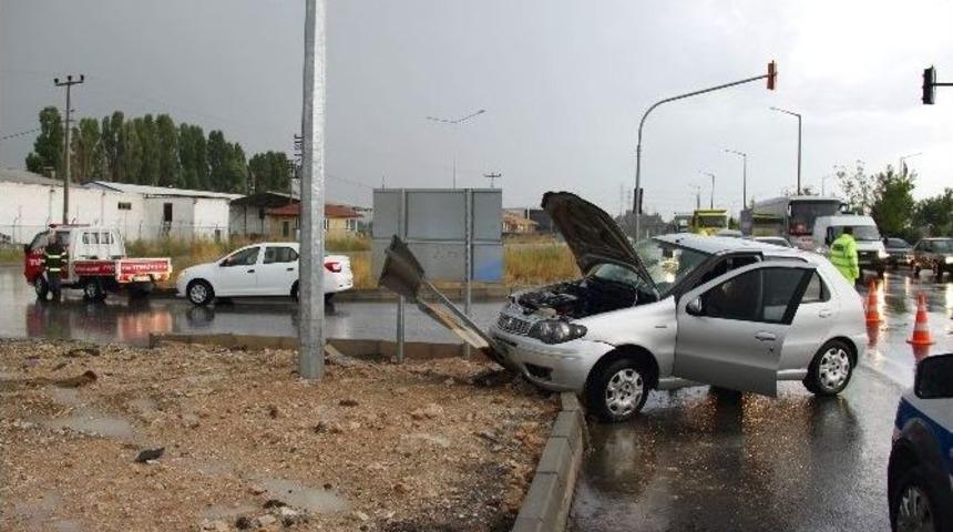 İtfaiye Aracı Otomobille &Ccedil;arpıştı: 4 Yaralı