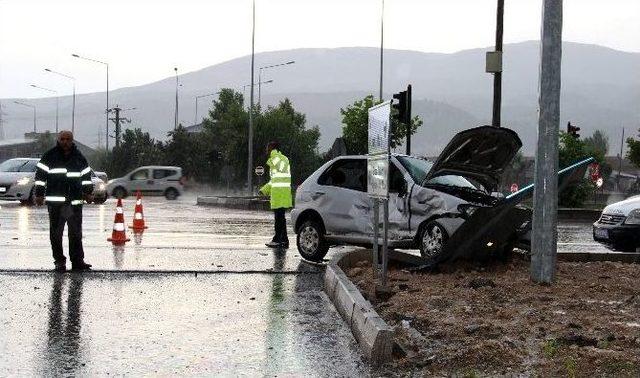 İtfaiye Aracı Otomobille &Ccedil;arpıştı: 4 Yaralı 1