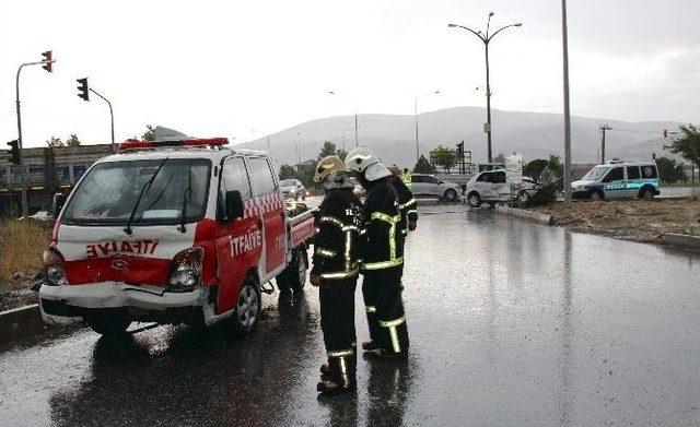 İtfaiye Aracı Otomobille &Ccedil;arpıştı: 4 Yaralı 2