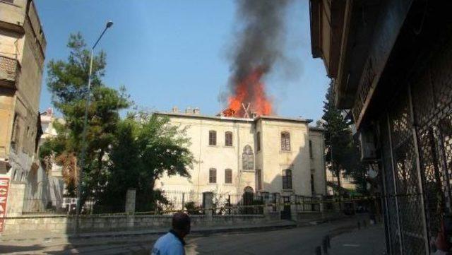 Kilis&rsquo;Te Tarihi Konakta Korkutan Yangın (2) 3
