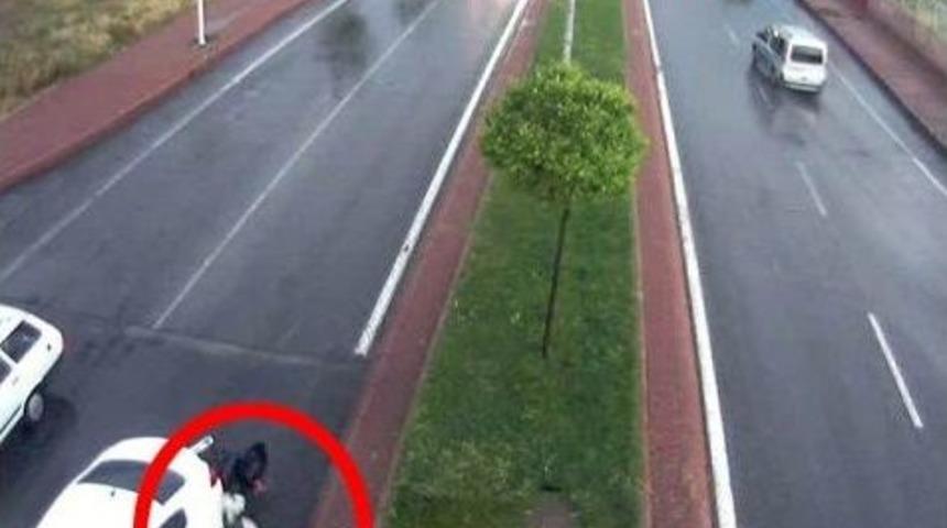 Motosiklet Duran Otomobile Çarptı