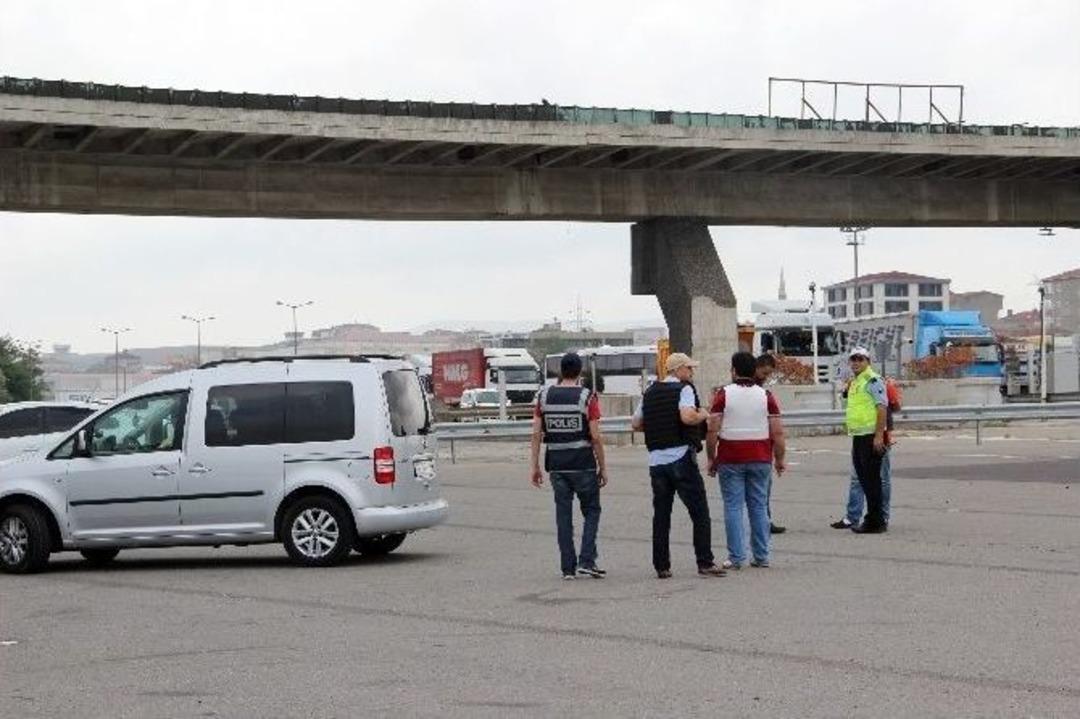 İstanbul Girişinde Bombalı Ara&ccedil; Araması