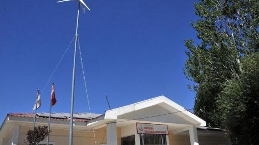 Sağlık Merkezinin Elektriği R&uuml;zgar Ve G&uuml;neşten