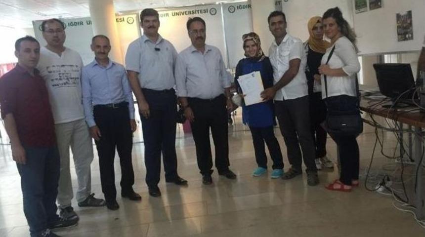 Rekt&ouml;ryılmaz &Ouml;ğrencilerin Kayıt Heyecanına Ortak Oldu