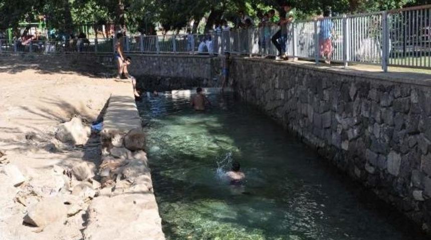 İslahiye'de &Ccedil;ocuklar Derede Serinliyor