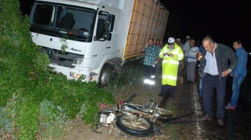 Kamyonla &Ccedil;arpışan Motosikletin S&uuml;r&uuml;c&uuml;s&uuml; &Ouml;ld&uuml;