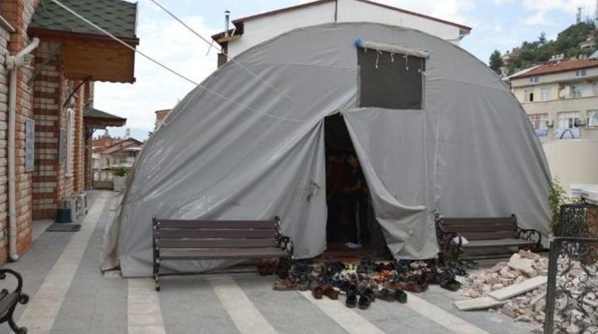 Cami Onarımda, Cemaat &Ccedil;adırda Namaz Kılıyor