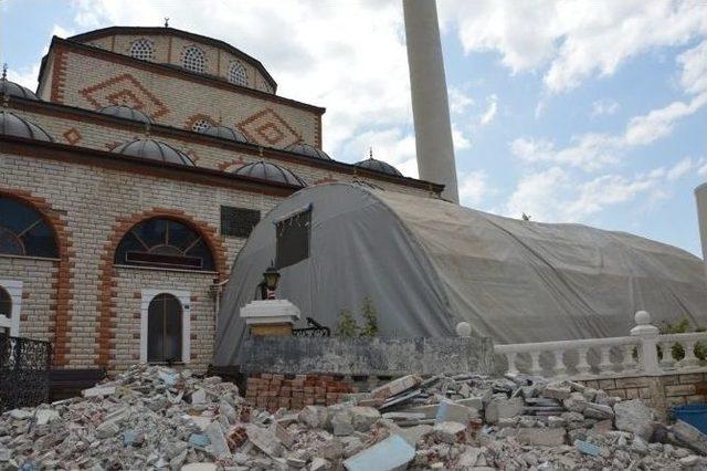 Cami Onarımda, Cemaat &Ccedil;adırda Namaz Kılıyor 1