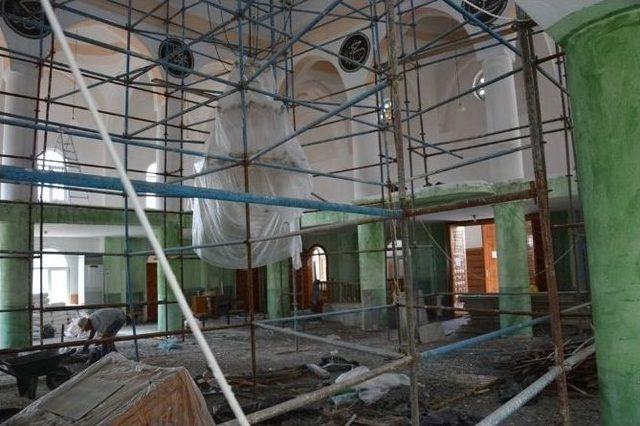 Cami Onarımda, Cemaat &Ccedil;adırda Namaz Kılıyor 2