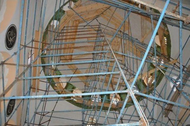 Cami Onarımda, Cemaat &Ccedil;adırda Namaz Kılıyor 3