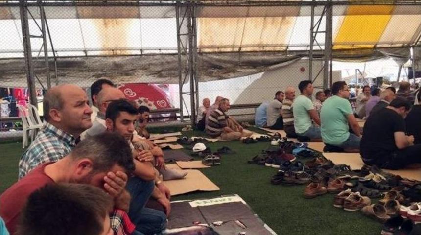 Halı Saha Camiye D&ouml;n&uuml;şt&uuml;, Sahanın Ortasına Minber Kuruldu