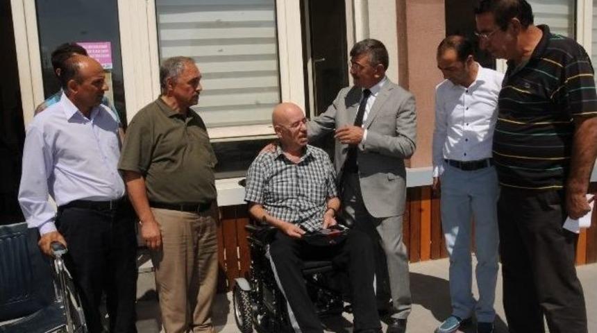 Engelli Vatandaşa Tekerlekli Sandalye