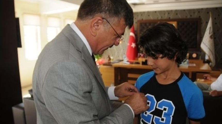 Başkan Akdoğan&rsquo;dan T&uuml;rkiye 2.sine Altın Ve Plaket