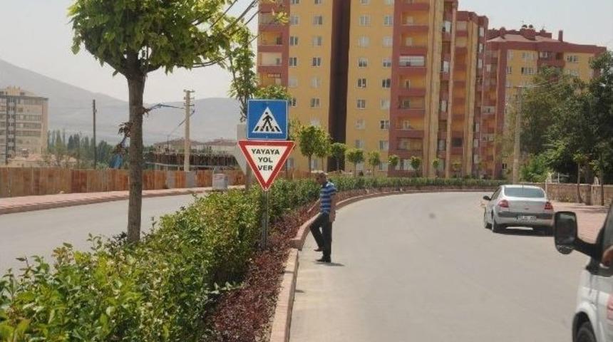 &Ouml;zbelde 75. Yıl Caddesinin &Ccedil;ehresi Değişti