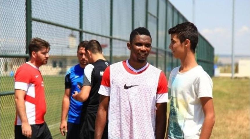 Eto&rsquo;o&rsquo;yu G&ouml;rmek İsteyenler Antrenmana Akın Etti