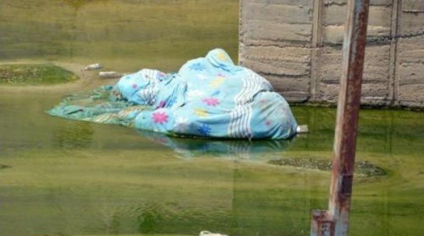 Dereye Atılan Pamuk Dolu &Ccedil;arşaf, Ceset Heyecanı Yaşattı