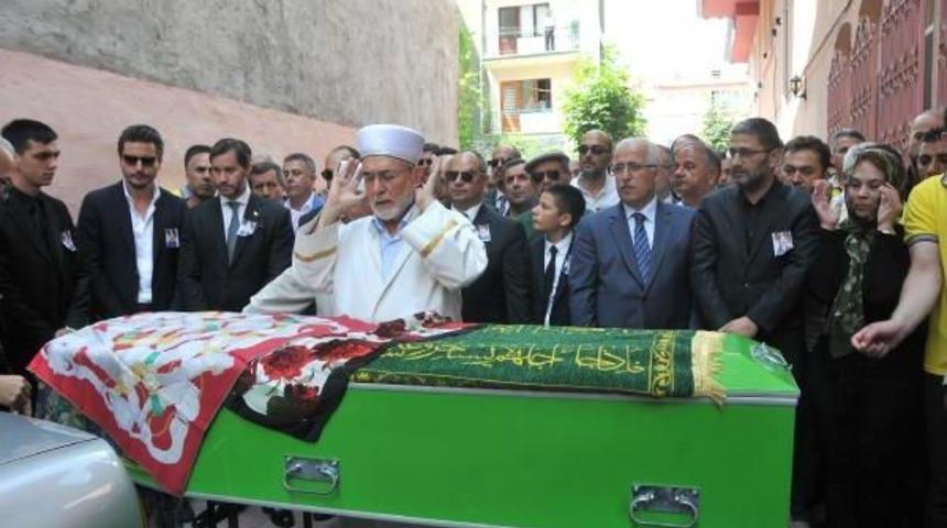 Sevenlerinin 'eti Annesi' G&uuml;lay Kanatlı Son Yolculuğuna G&ouml;zyaşlarıyla Uğurlandı