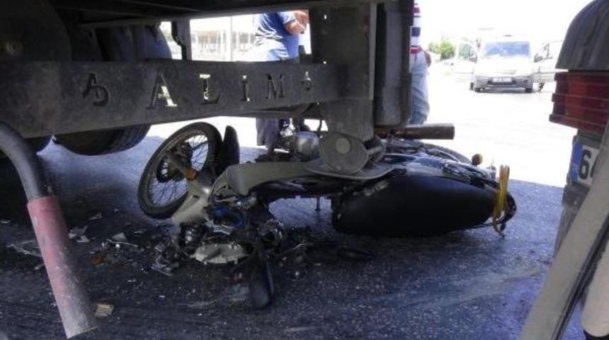 Tır'ın Altına Giren Motosikletli &Ouml;ld&uuml;