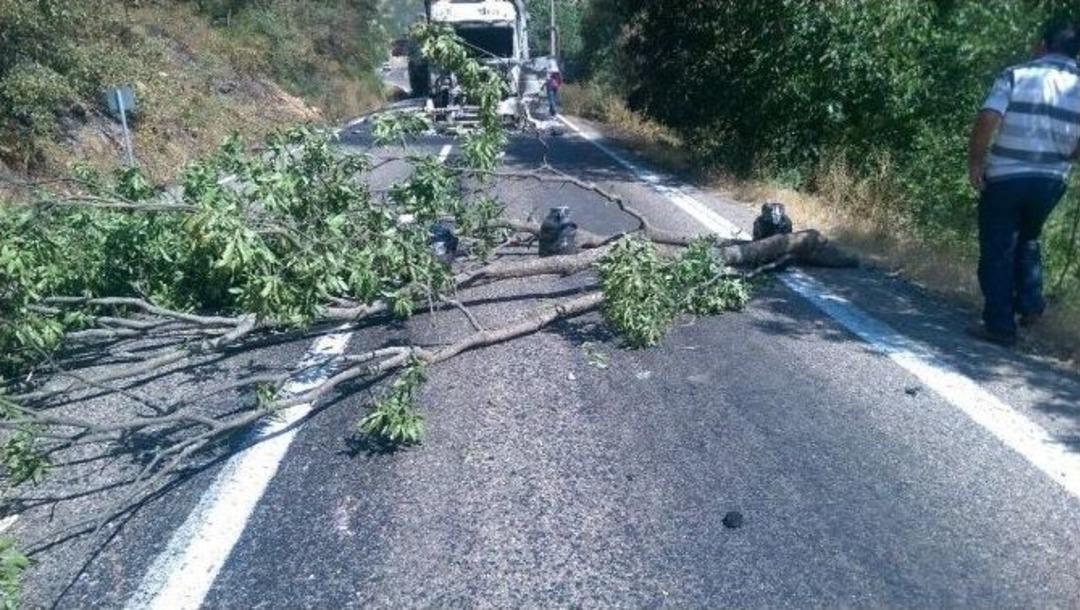 Pkk&rsquo;lı Bir Grup Erzincan-tunceli Karayoluna Bomba Tuzağı Kurdu