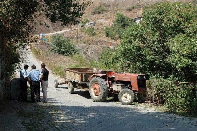 Traktörün Altında Kalan Çocuk Hayatını Kaybetti