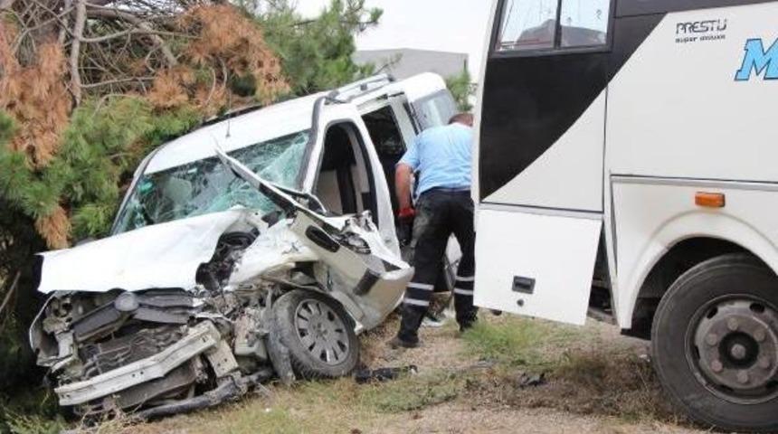 Hafif Ticari Ara&ccedil; Ile Midib&uuml;s &Ccedil;arpıştı: 3 Yaralı