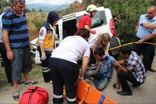 Hafif Ticari Araç Ile Midibüs Çarpıştı: 3 Yaralı