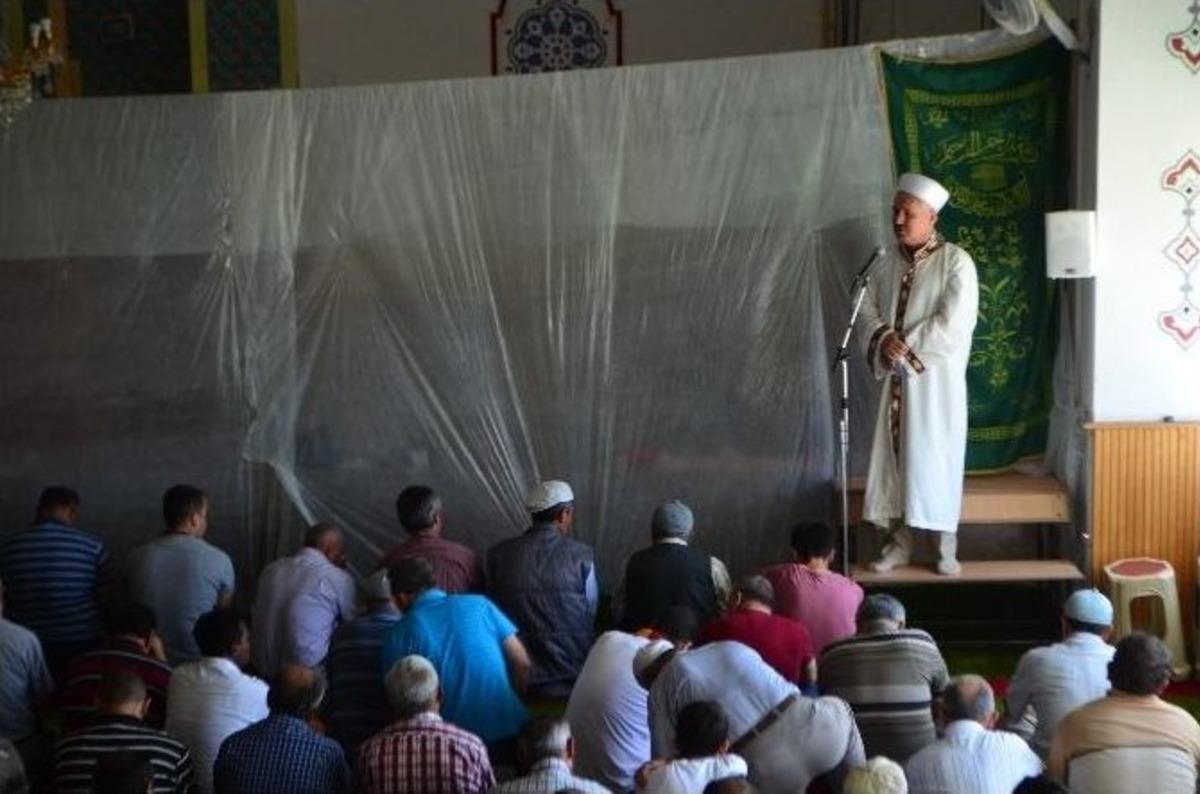 İmam Cuma Hutbesini Okul Sırası &Uuml;zerinde Okudu