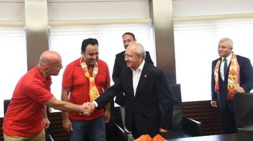 Kılı&ccedil;daroğlu'nu G&ouml;ztepeli Taraftarlar Ziyaret Etti