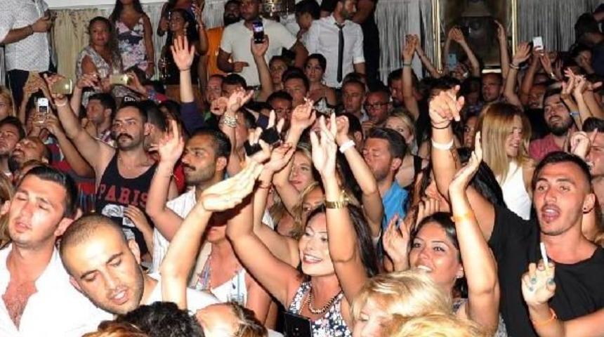 Serdar Orta&ccedil;, Bodrum'da Tatilcileri Coşturdu