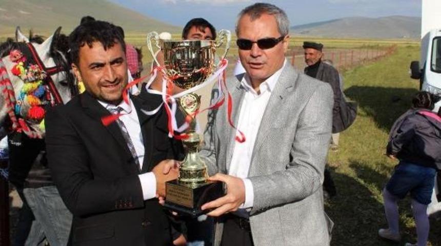 Sazlı S&ouml;zl&uuml; At Yarışları Ardahan'a Heyecan Getirdi