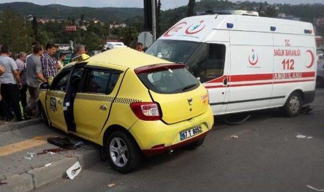 Ambulans Taksi Ile Çarpıştı: 2  Yaralı