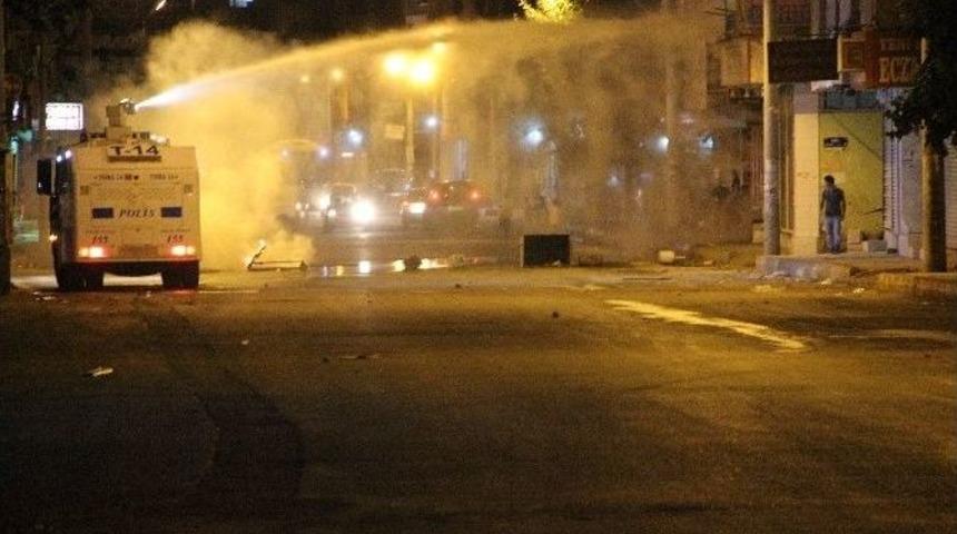 Diyarbakır&rsquo;da G&ouml;stericiler Caddeyi Trafiğe Kapattınca Polis Anında M&uuml;dahalede Bulundu