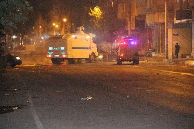 Diyarbakır’da Göstericiler Caddeyi Trafiğe Kapattınca Polis Anında Müdahalede Bulundu