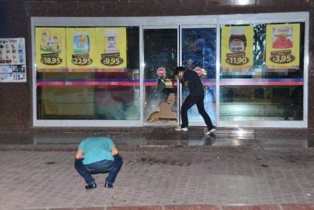 Adana'da Market Zincirin 2 Ayrı Şubesinde Eş Zamanlı Patlama