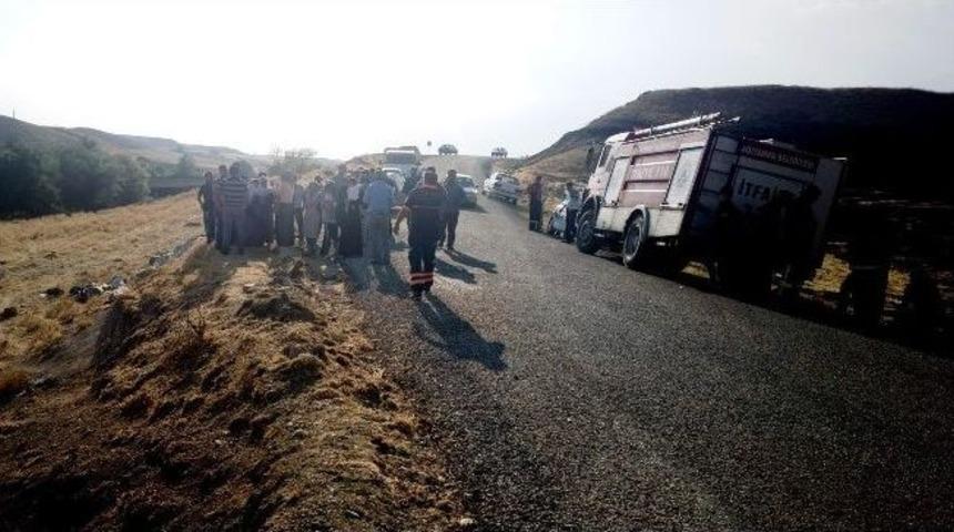 Hafif Ticari Ara&ccedil; Şarampole Yuvarlandı: 3 Yaralı