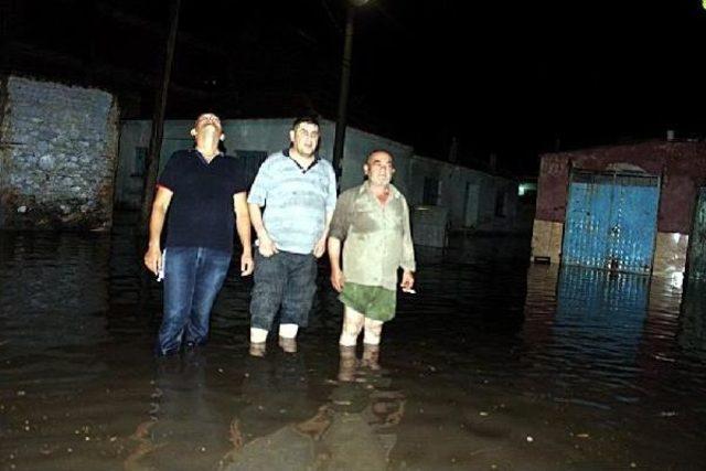 Salihli'yi Fırtına Ve Sağanak Yağmur Vurdu