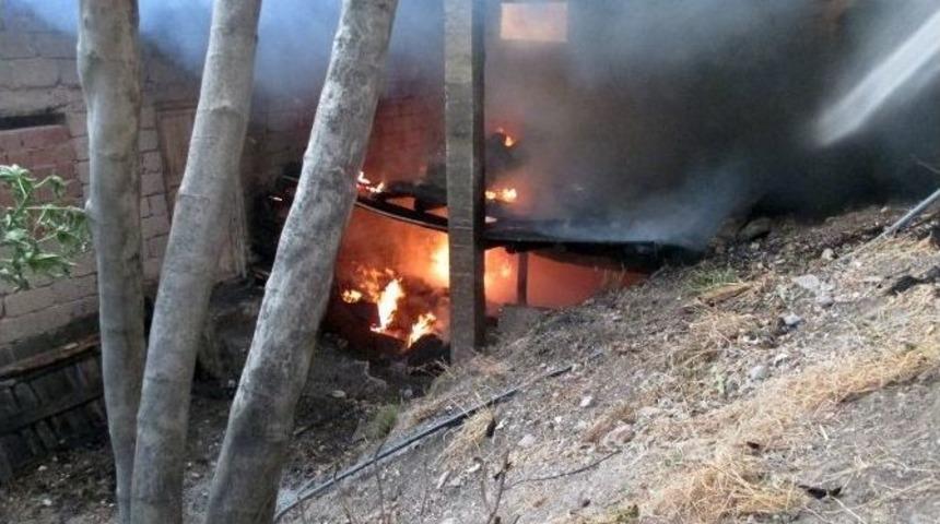 Ahşap Ev K&uuml;l Olmaktan Son Anda Kurtarıldı