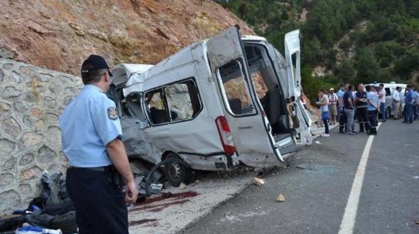 Havran'da Suriyeli'lerin Minib&uuml;s&uuml; Devrildi: 9 &Ouml;l&uuml;, 31 Yaralı (3)