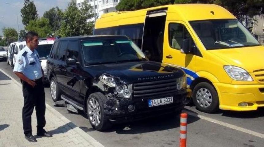 Turist Taşıyan Servis Aracına &Ccedil;arpan Cipin S&uuml;r&uuml;c&uuml;s&uuml; Ka&ccedil;tı