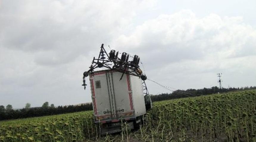 &Ouml;nce &Ccedil;arptı, Sonra Koca Direği Yerinden S&ouml;kt&uuml;