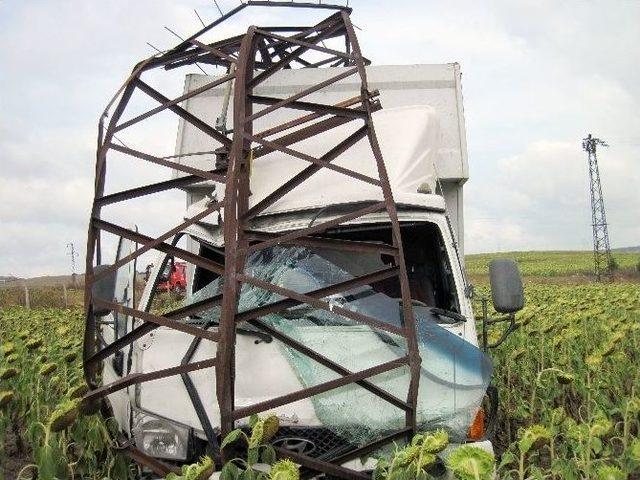 Önce Çarptı, Sonra Koca Direği Yerinden Söktü