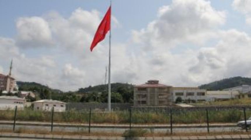 Şehitler İ&ccedil;in Trabzon Osb&rsquo;de T&uuml;rk Bayrağı Dikildi