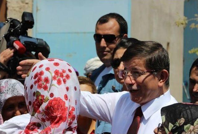 Başbakan Davutoğlu, Suriye Sınırına Sıfır Noktada İncelemelerde Bulundu