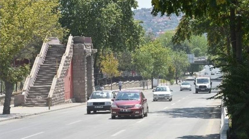 Etlik Caddesi&rsquo;ndeki &Uuml;st Ge&ccedil;it Tamamen Yıkıldı