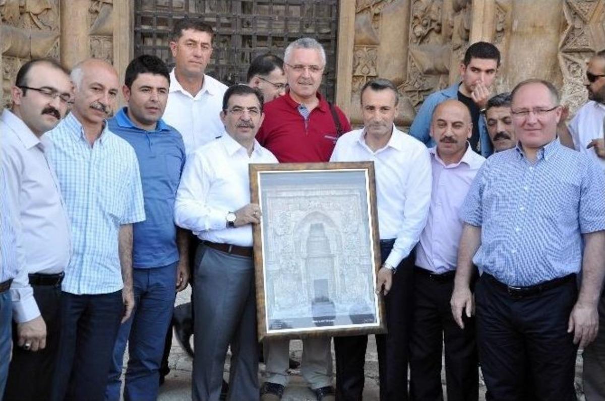 Bakan G&uuml;ll&uuml;ce, Divriği Ulu Cami&rsquo;ne Hayran Kaldı