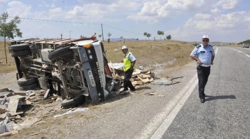 İnşaat Malzemesi Y&uuml;kl&uuml; Kamyon Devrildi: 1 &Ouml;l&uuml;