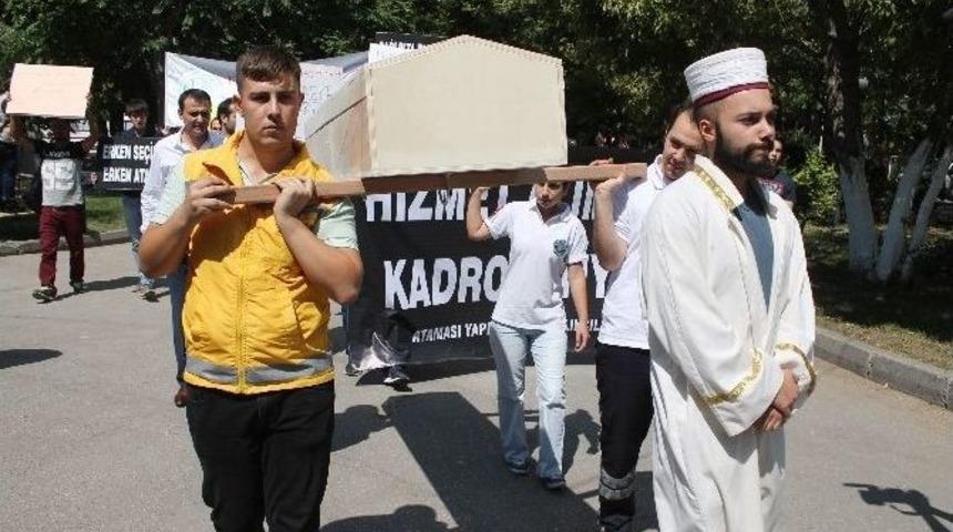 Atanamayan Sağlık &Ccedil;alışanlarından Kadro Eylemi