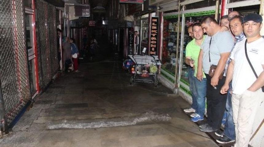 Şiddetli Yağmur Esnaf Ve Pazarcıları Vurdu